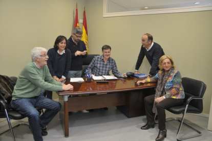 Los candidatos al Congreso y al Senado del PP de Segovia analizan el resultado de las elecciones generales.-ICAL