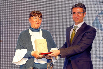 Celiano García, delegado de Iberdrola, entrega el premio a Carmen del Hoyo.-J. M. LOSTAU