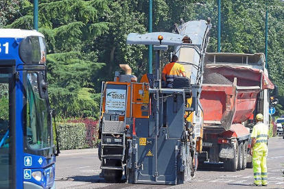Trabajos de preparación del asfaltado en el Paseo de Isabel la Católica, a la altura de Poniente.-PABLO REQUEJO