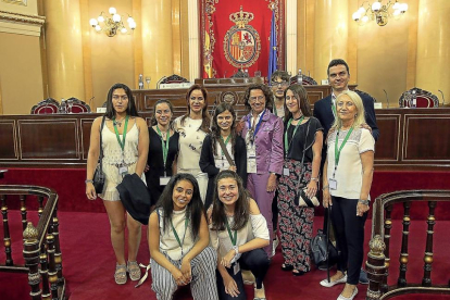 La presidenta de las Cortes, Silvia Clemente, con los alumnos ganadores.-ICAL
