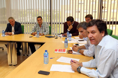 El portavoz del PP en las Cortes, Carlos Fernández Carriedo, preside la reunión del Grupo Parlamentario Popular en las Cortes de Castilla y León.-ICAL