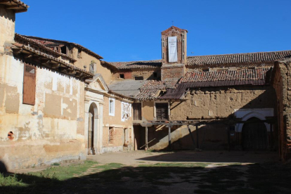 Convento de San Bernardino de Siena en la localidad vallisoletana de Cuenca de Campos.-F. RE-HABITAR