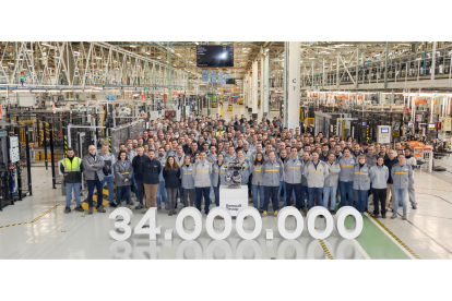 Los trabajadores de Motores de Valladolid, con el motor 34 millones de la factoría.-E. M.