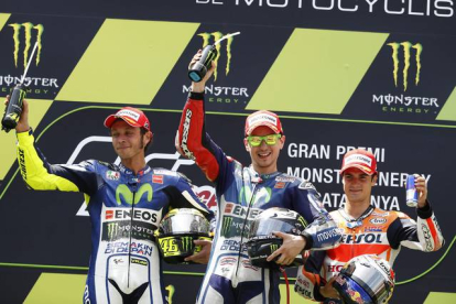 Jorge Lorenzo, en el centro, junto a Valentino Rossi, a su izquierda, y Dani Pedrosa, a la derecha, en el podio del GP de Catalunya de MotoGP.-AP