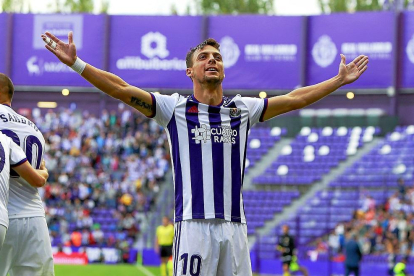 Óscar Plano celebra un gol con la publicidad de Cuatro Rayas visible en su camiseta.-J.M. LOSTAU