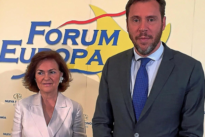Carmen Calvo y Óscar Puente, en un momento de su intervención en el Fórum Europa.-RAQUEL P. VIECO