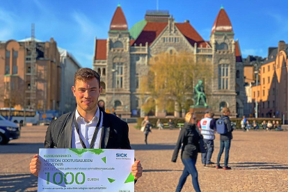 El estudiante de la Universidad de Valladolid Mario Montero muestra el cheque del premio ganado en Finlandia por un sensor para garantizar la seguridad en las estaciones de metro.-E. M.