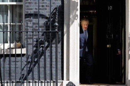 El primer ministro británico, Boris Johnson, sale de Downing Street el pasado martes.-TOLGA AKMEN (AFP)