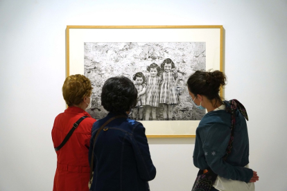 Unas mujeres observan una de las obras de Piedad Isla en el MPH. | ICAL