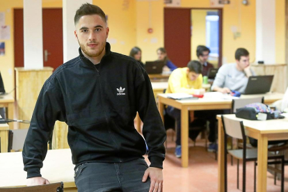 El estudiante Raúl Calvo en las instalaciones de la Universidad de Valladolid.-J. M. LOSTAU