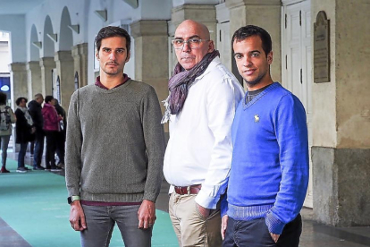 El productor Lluís Domingo; el padre de la víctima, Manuel Barbero, y el director de ‘Shootball’, Fèlix Colomer.-MIGUEL ÁNGEL SANTOS