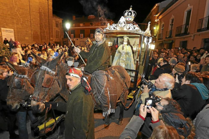 La Virgen viaja de regreso a la ermita en un carruaje tirado por mulas y arropada por miles de navarreses-J.M.Lostau