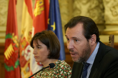 El alcalde de Valladolid, Óscar Puente, junto a la concejal de Medio Ambiente y Desarrollo Sostenible, María Sánchez. ICAL