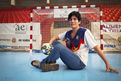 Paloma Arranz posa en Huerta del Rey con la camiseta con la que disputó los Juegos Olímpicos de Barcelona 92.-MIGUEL ÁNGEL SANTOS