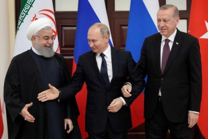 Rohaní, Putin y Erdogan, en la cumbre de Rusia-EFE / SERGEI CHIRIKOV POOL