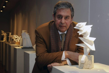El escultor Miguel Hernández Casado posa con una de las obras que forman parte de la exposición 'Un paseo por el taller'-Efe