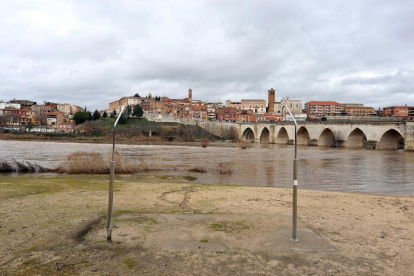 Río Duero a su paso por la localidad vallisoletana de Tordesillas-ICAL