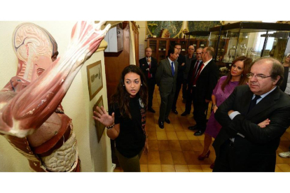 El presidente Juan Vicente Herrera, junto a la responsable de las Cortes, Silvia Clemente,  durante su visita al instituto Machado de la capital soriana.-ÁLVARO MARTÍNEZ