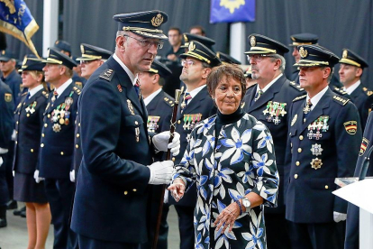 La delegada del Gobierno en Castilla y León, Mercedes Martín, junto con el jefe superior de Policía, Juan José Campesino.-J.M. LOSTAU