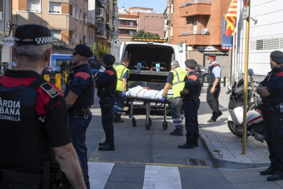 Miembros de la funeraria judicial retiran el cadáver del agresor de la comisaría de los Mossos en Cornellà-JORDI COTRINA