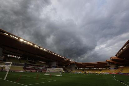 Los jugadores del Borussia Dortmund entrenan en el estadio Luis II de Mónaco.-VALERY HACHE / AFP