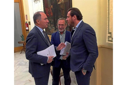 Antonio Gato, Manuel Saravia y Óscar Puente tras la reunión mantenida ayer.-EUROPA PRESS