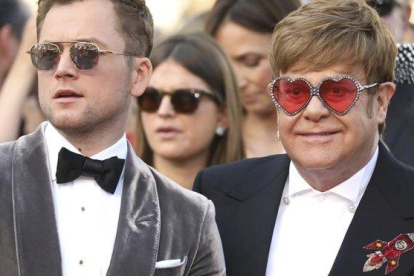 Taron Egerton, intérprete de Elton John en Rocketman, y Elton John, en Cannes.-VIANNEY LE CAER / AP