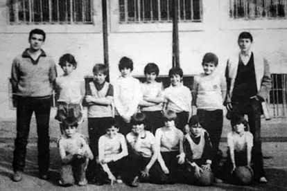 Lalo García (abajo a la izquierda) con el equipo de baloncesto de La Salle en 1982-El Mundo