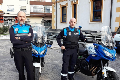 Los agentes de la Policía Local, José Antonio e Israel, con sus motos.-E.M.