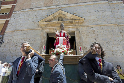 Cofrades de la Sagrada Cena portan a hombros la imagen de San Pedro Apostól que procesionó por varias calles de la ciudad.-Miguel Ángel Santos