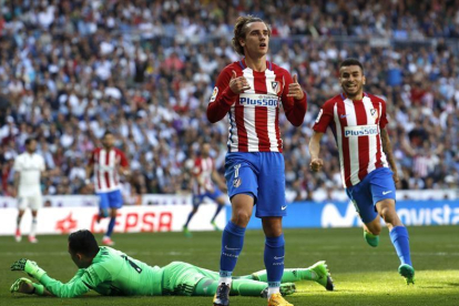 El delantero francés del Atlético de Madrid Antoine Griezmann (c) celebra su gol marcado ante el Real Madrid.-EFE