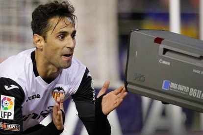 El jugador del Valencia Jonás celebra un gol ante una cámara de televisión.-Foto: MIGUEL LORENZO