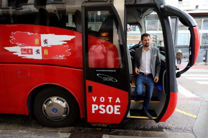 El candidato del PSOE a la Presidencia de la Junta, Luis Tudanca, en el autobús de la caravana electoral-ICAL