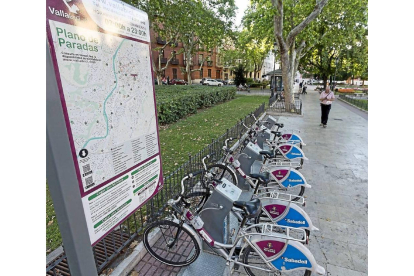 Un puesto de alquiler de bicicletas municipales en la Plaza Santa Cruz de Valladolid.-Miguel Ángel Santos