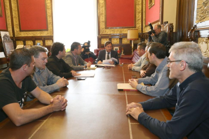 El alcalde de Valladolid, Óscar Puente, se reúne con representantes de los trabajadores de Lauki.-Diego de Miguel / ICAL