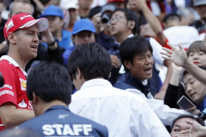 Sebastian Vettel saluda a una multitud de seguidores japoneses, en Suzuka.-AFP / EUGENE HOSHIKO