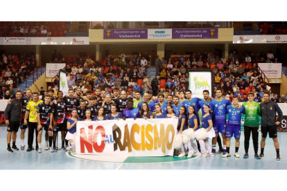 Los jugadores de ambos equipos lucen la pancarta 'No al racismo' promovida desde la Asobal. / PHOTOGENIC