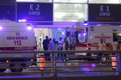Ambulancias en la entrada del Aeropuerto de Estambul.-REUTERS