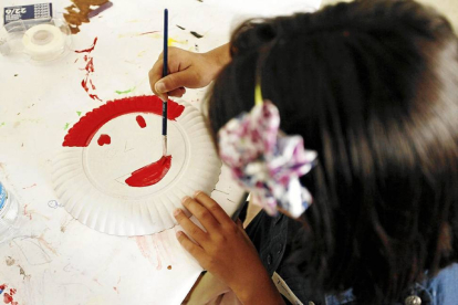 Una niña realiza una manualidad en un taller infantil-Pablo Requejo
