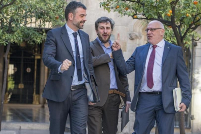 Santi Vila y Jordi Baiget, con el 'conseller' Toni Comin (en el centro), en una imagen del 2016.-FERRAN SENDRA