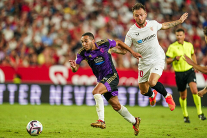 Anuar se zafa de Rakitic en la jugada que terminó con el gol del Real Valladolid en Sevilla. / RV / I. SOLA