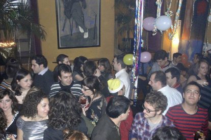 Varios jóvenes disfrutan de un cotillón enun bar de Valladolid durante una Nochevieja anterior.-PABLO REQUEJO