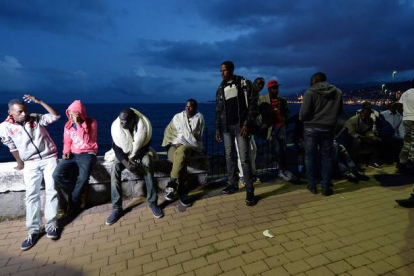 Inmigrantes bloqueados en la localidad de Ventimiglia.-Foto:   Massimo Pinca / AP / MASSIMO PINCA