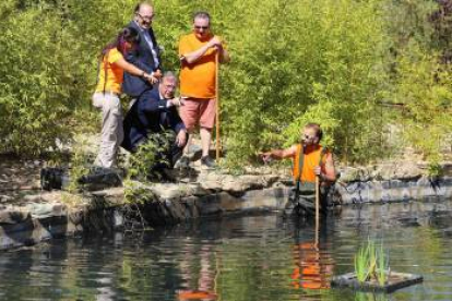 El consejero de Fomento y Medio Ambiente, Antonio Silván, presenta el Programa de Voluntariado Ambiental en la Red de Espacios Naturales de Castilla y León. En la imagen junto a algunos voluntarios en el PRAE en Valladolid.