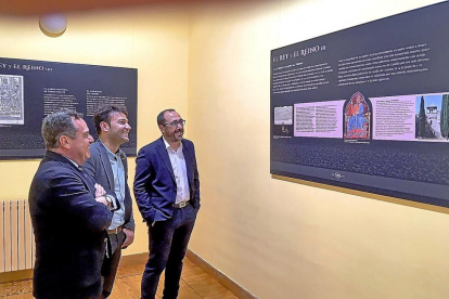 Pablo Trillo, José Antonio González Poncela y Miguel Ángel Oliveira, ayer en la inauguración de la muestra.-EL MUNDO