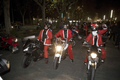 Un momento de la concentración motera de Papa Noel en la Acera Recoletos de Valladolid.-PHOTOGENIC