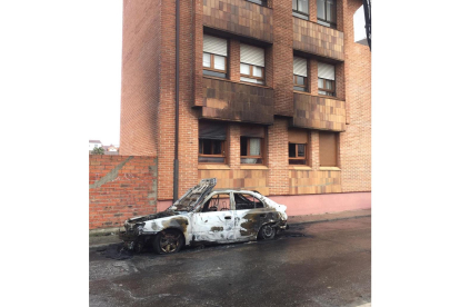 Un coche se incendia en Tudela de Duero. - E. M.