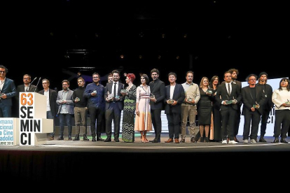 Foto de familia de todos los premiados en la Gala de Clausura de la 63ª Semana Internacional de Cine de Valladolid.-J.M. LOSTAU