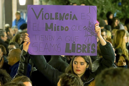 Una joven muestra su pancarta en una manifestación contra la violencia machista.-PABLO REQUEJO