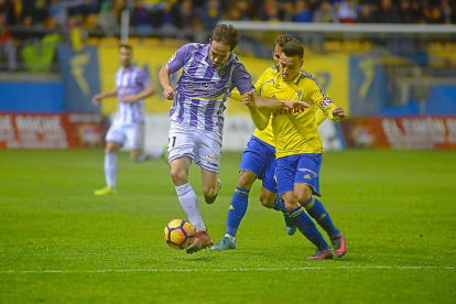 Míchel protege el balón durante el Cádiz-Real Valladolid, que finalizó con victoria blanquivioleta-ARABA PRESS